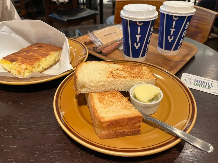 季節熱三明治（¥858）、厚片土司（¥495）、兩杯飲料（¥330X2）