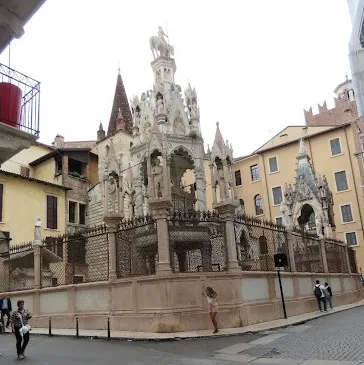 維洛那城主史卡拉死後,葬身的墓碑