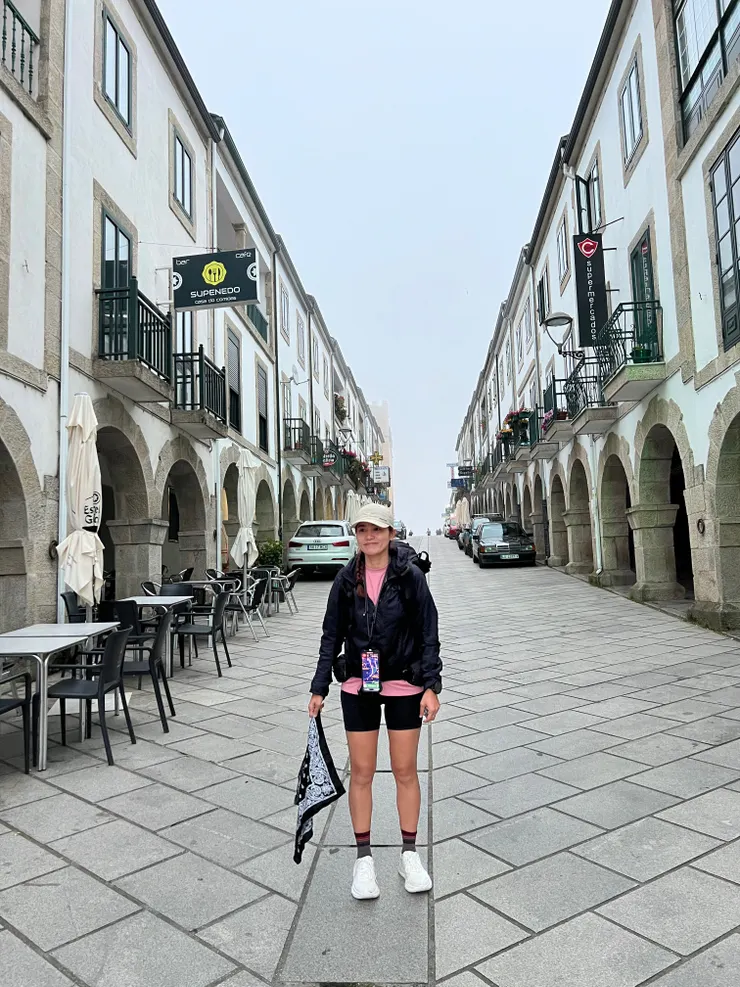 後面灰灰的是濃霧，天空正下著霧雨氣温大約10度左右