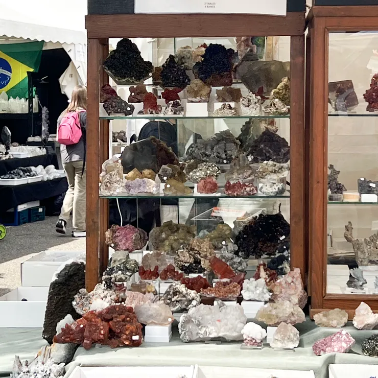 聖瑪麗礦物展上德國爺爺的展位,漂亮的木櫃讓礦物標本更加精緻