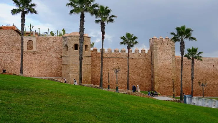 走階梯往上到大門