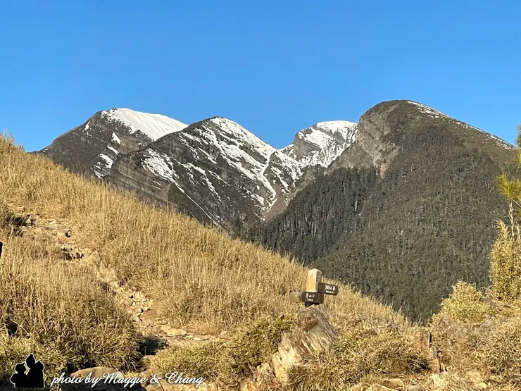 雪山東峰遠眺圈谷