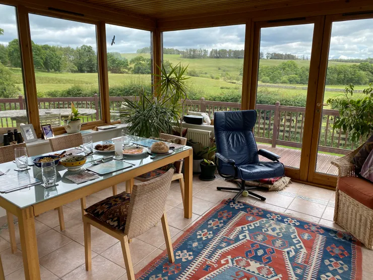 教授房屋的一隅，大片落地窗外是綠野，我在這裡重溫師生情，心情激動久久無法平復。