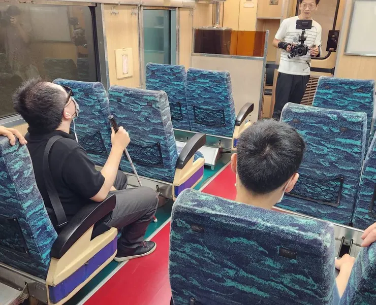 這就是事發現場火車車廂！根本就在搭火車呀！