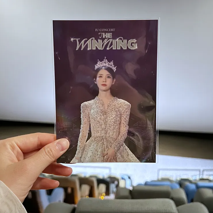 好喜歡這套！對我來說，IU 不是等待被拯救的公主，而是敢於創造一切的女王！