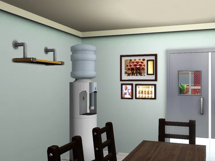 高大的飲水機旁有個架子。我覺得儲物空間很重要。