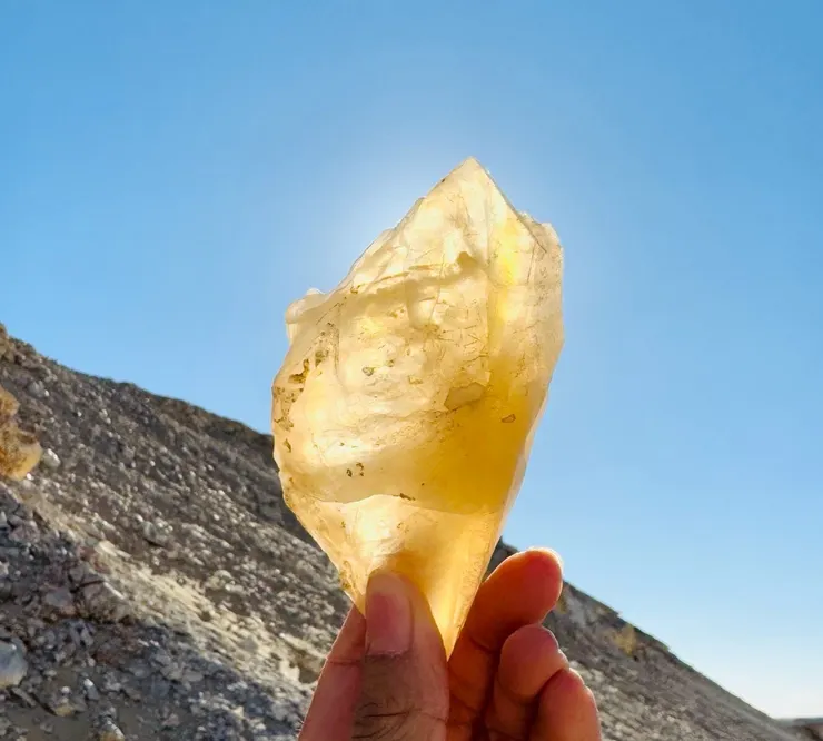陽光穿透水晶石產生的耀眼光芒
