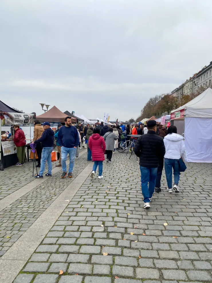 ▲Farmers' Saturday market，在每週六的上午08:00～下午2:00才有擺攤，想去的要記一下時間，可別撲空囉！