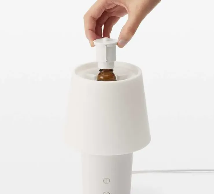 外型像桌燈，擺進房間自然，安裝也很簡單。