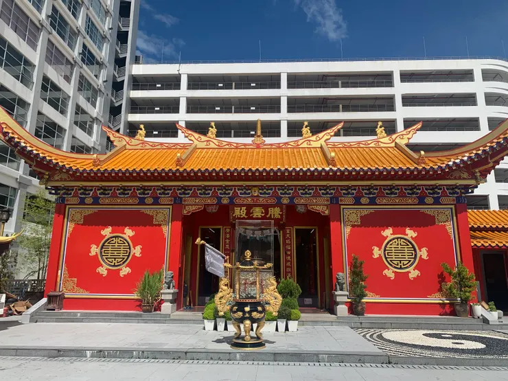 汶萊市區。華人文化的代表建築騰雲殿。