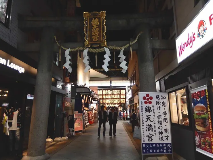 顯眼的鳥居及神社入口