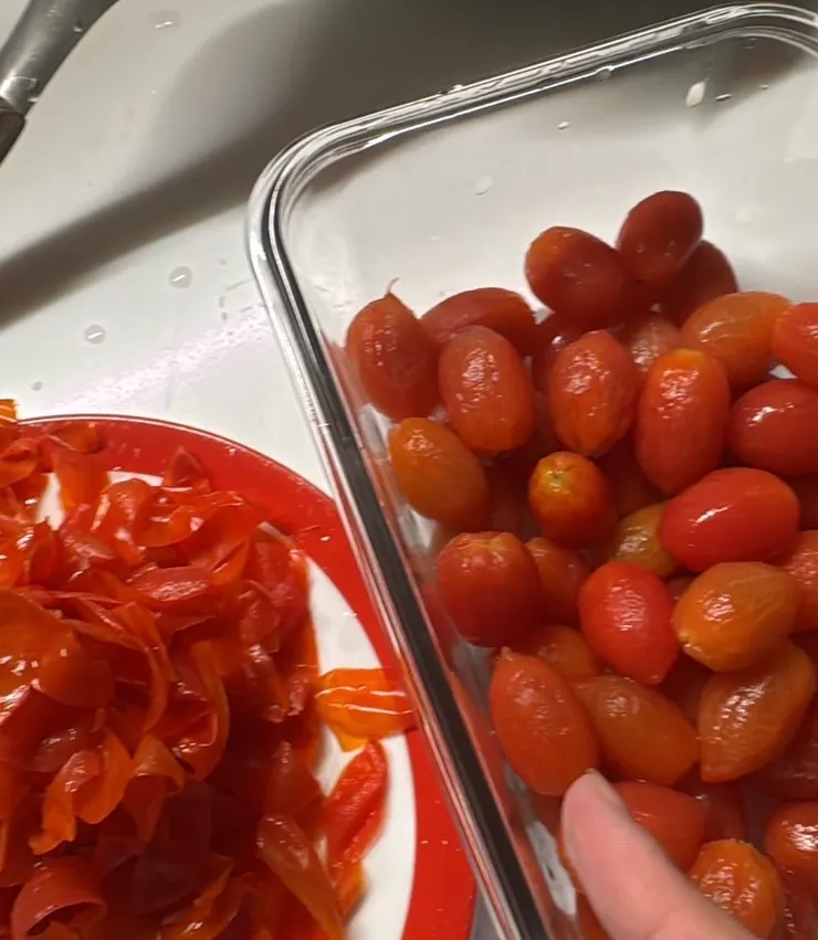 剝除番茄皮真的需要耐心⋯⋯