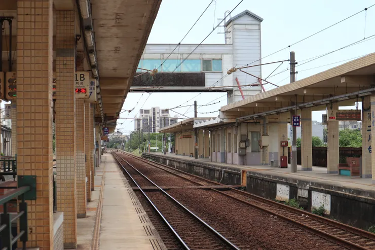 遮雨棚柱子上留有維持白色的磁磚區塊