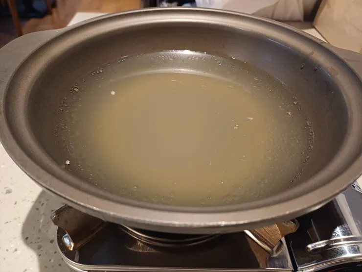 高湯的部分喝起來是清爽的魚湯底，有微微的薑絲味。