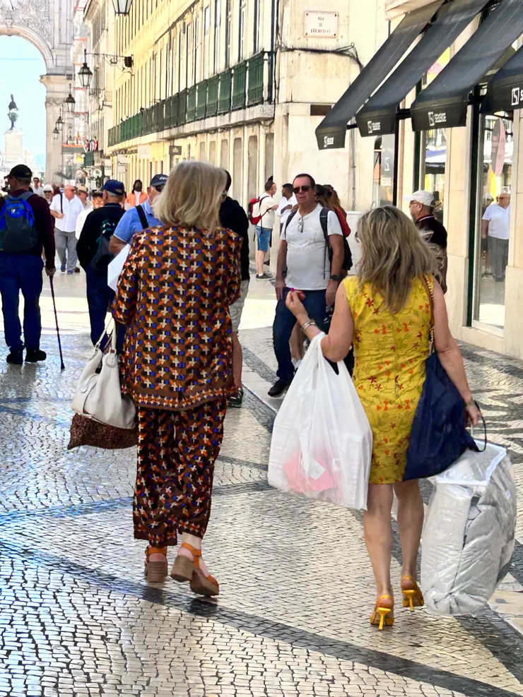 即使是外出購物,鞋子包包等配件也都精心搭配花紋圖案衣裳。
