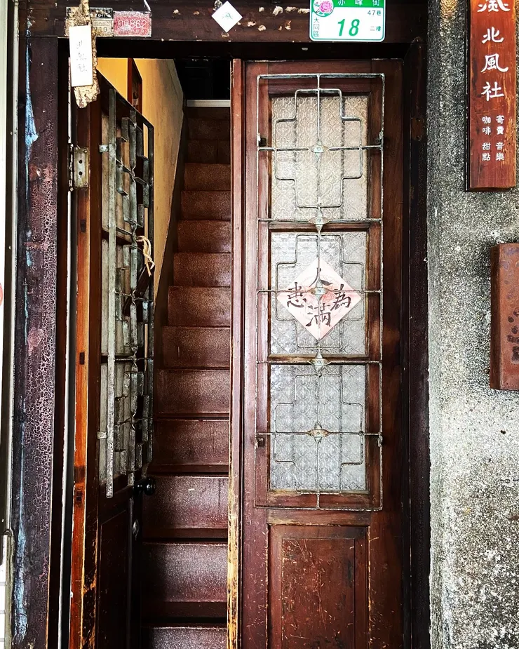 北風社的門口