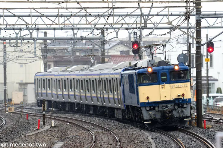 位於新潟的綜合車輛製作所是JR東日本旗下的新車製造廠，因此新潟的電力機車時常擔綱牽新車的任務