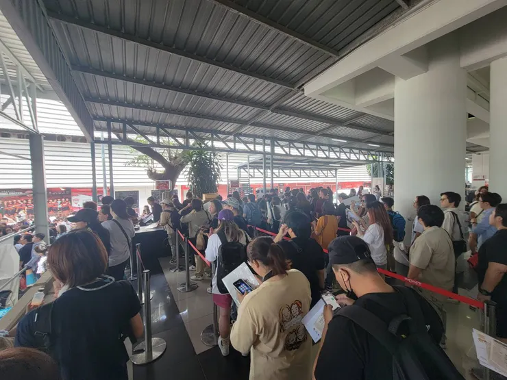 ↑排隊領紀念品囉