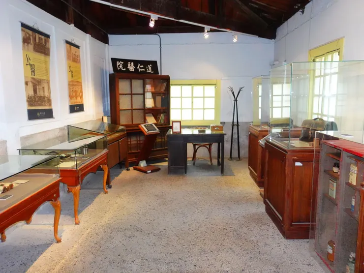 街長本來是醫師，擔任街長前，於大目降街開設了道仁醫院