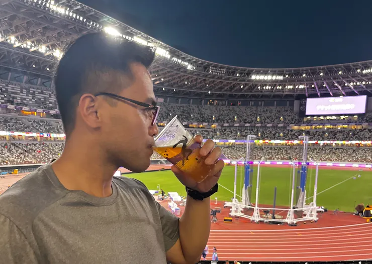 我拿起了一杯販賣部的啤酒，對這場比賽的精彩程度表示滿意