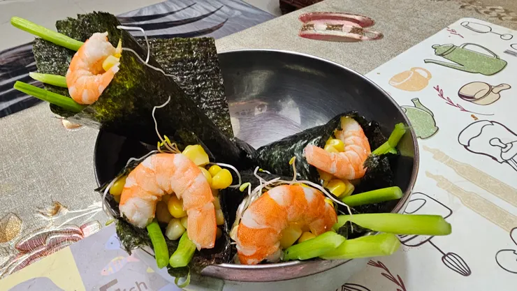 今天晚上老媽做蘆筍鮮蝦手卷給我吃!老媽太厲害了!