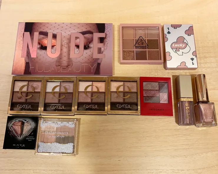 現在極簡成12個，極簡後我很喜歡方便帶出門畫的眼影