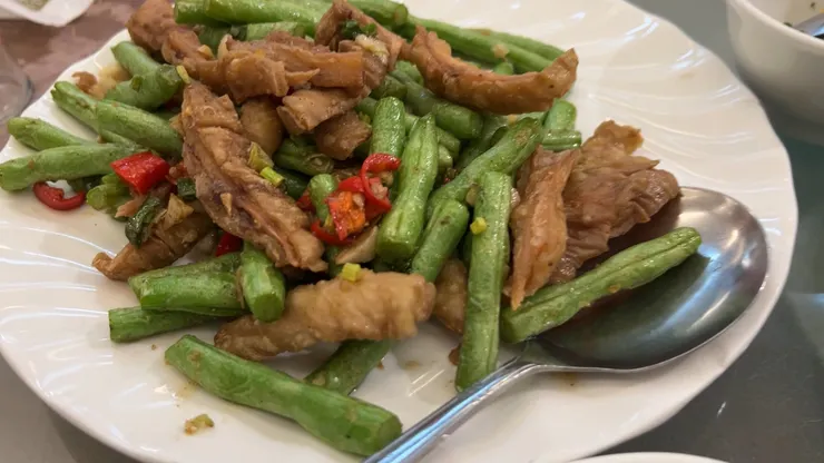 讓人「一吃成主顧」的神級下酒菜 ！外皮炸得金黃酥脆的肥腸，內裡軟嫩帶勁，搭配清脆的四季豆與微辣辛香 ，越嚼越香超下飯。