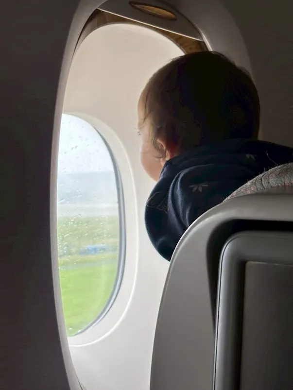 攝於飛機上,一位小小旅人望向窗外。無論是飛行起點,還是人生轉彎,我們都曾這樣好奇地望出去。