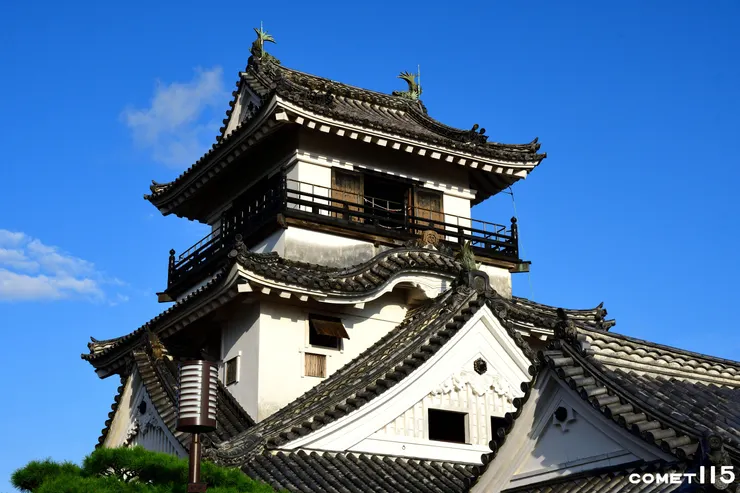 在城樓東、西側具有三角形線條的入母屋破風與八字形線條的唐破風