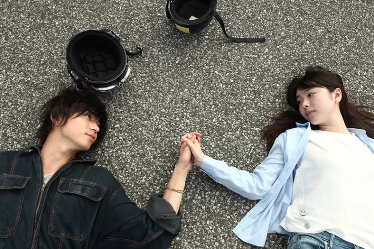 (車禍現場的麥與朝子)