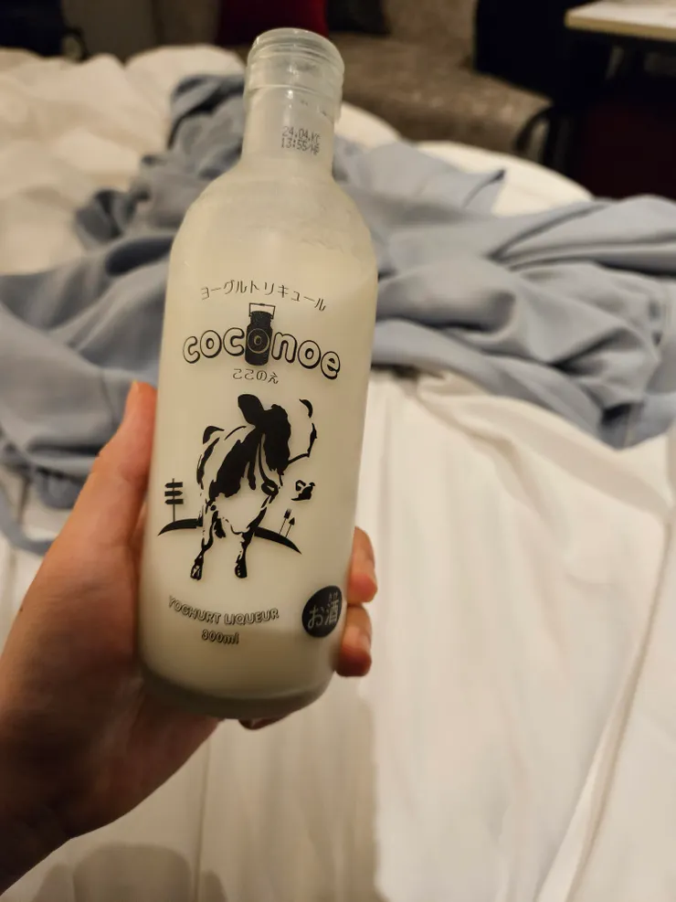 泡得身體熱呼呼的，來點當地產的冰涼優格酒，香甜濃醇。