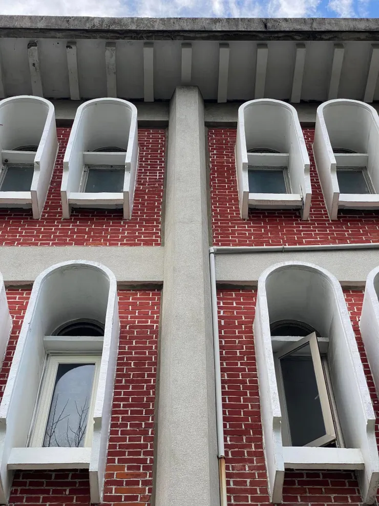 外露的斬石子樑柱並非方柱，而是內寬外窄的五邊形