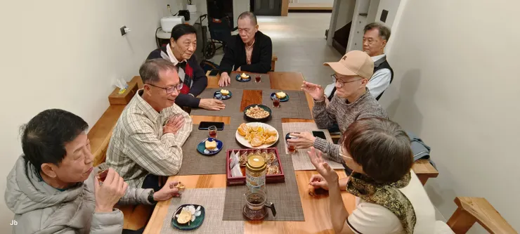 飯後循例到JB家續攤,咖啡果點已上。