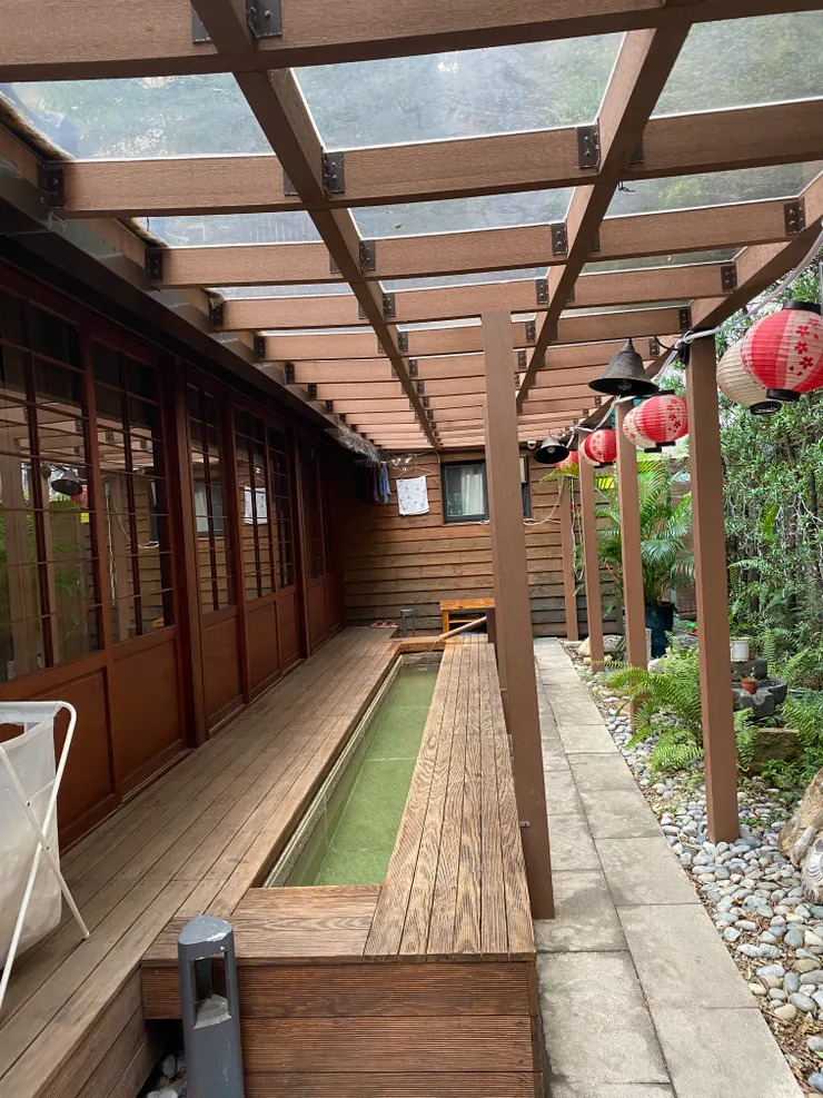 屋側的足湯區