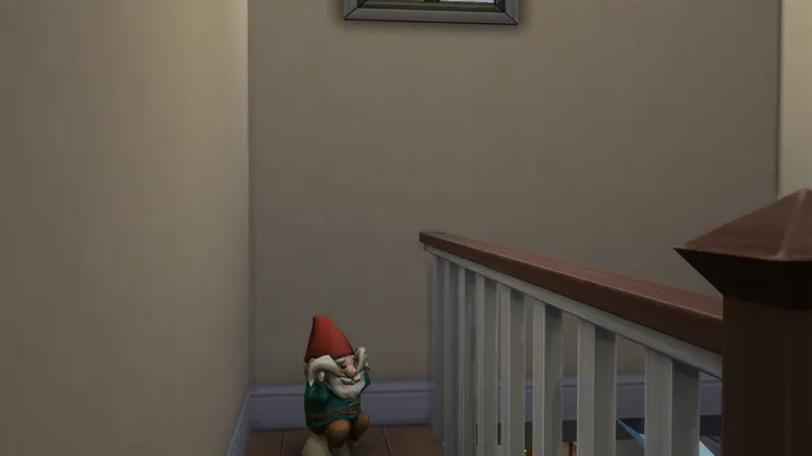 他在角落裏守護著大家上下樓梯。