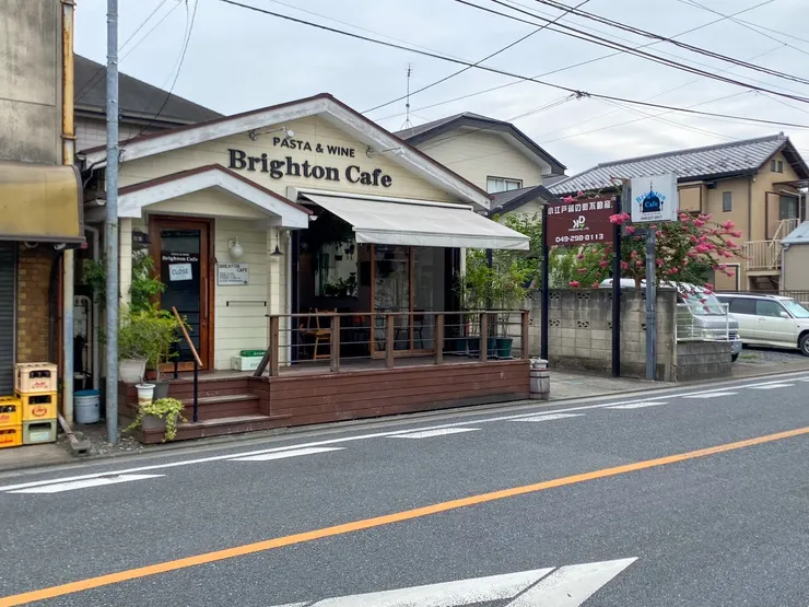 路上發現鄉村風建築的義式餐廳，在日本美食餐廳指南『食べログ』，川越 Brighton Cafe 擁有超過3顆星的滿意評價喔！走進店內，似乎別有洞天，是一間被綠意包圍的義式餐廳～