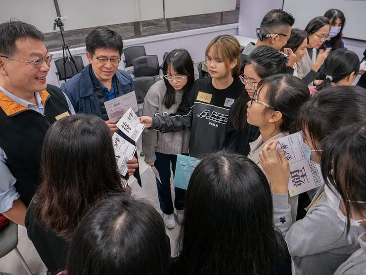 學生、家長與老師們，不同身分的觀眾聚集在一起，共同討論對「ㄙㄨˋㄕˋㄉㄞˋ」的想像並凝聚共識。