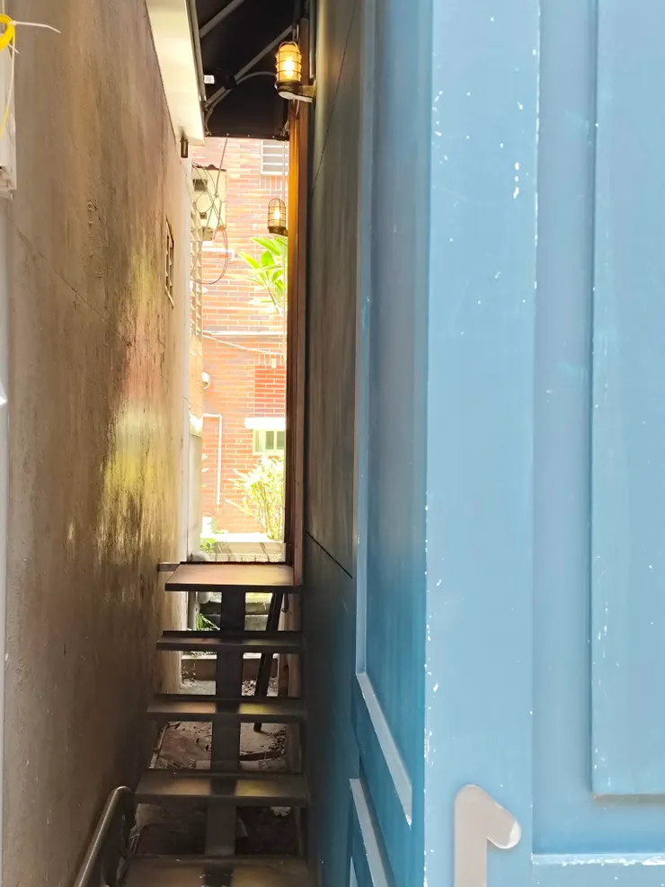 原來是從這個巷子進去