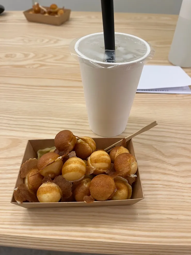 焦糖雞蛋糕球、珍珠鮮奶。