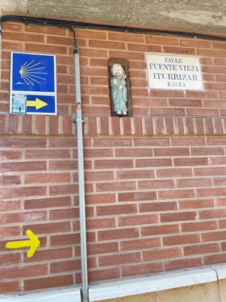 牆上、垃圾桶都有可能有指引你的黃箭頭,小心不要錯過了。