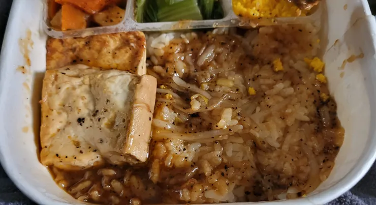 豆包一拿開發現下面就是飯了，但滿滿的黑胡椒醬料說真的吃起來是會滿鹹的