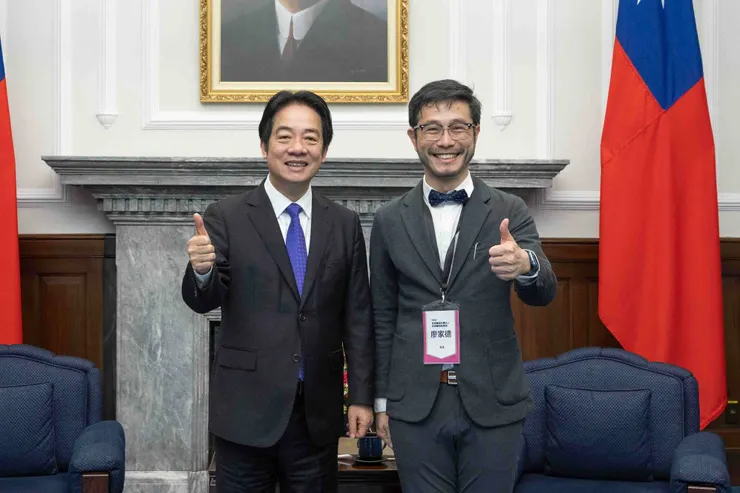 圖說：本一科技技術長、奇美醫院教學部部長廖家德醫師（右）與多團隊開發的AI醫療應用圈，能減輕醫療文書負擔、提供臨床輔助決策以及優化醫務行政流程，為臺灣醫療帶來開創性的正向影響力，於3月獲總統賴清德（左）接見。（資料來源：總統府）