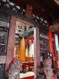 殿前生動的石獅（圖片截圖於網路）