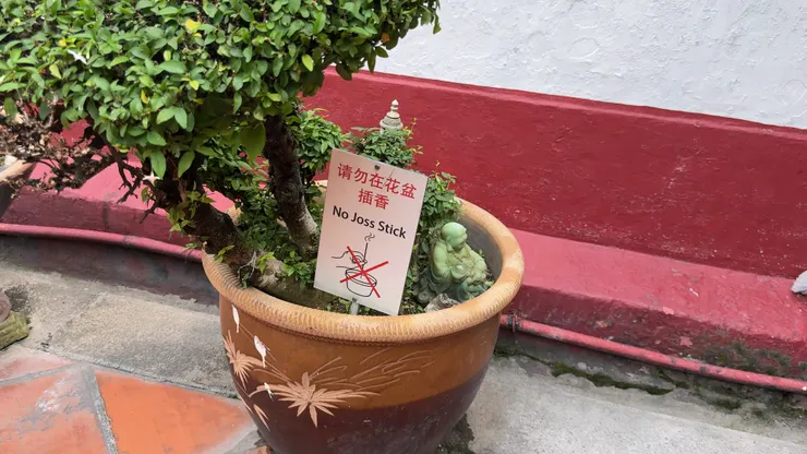 每個標語的背後可能都有一段可怕的故事