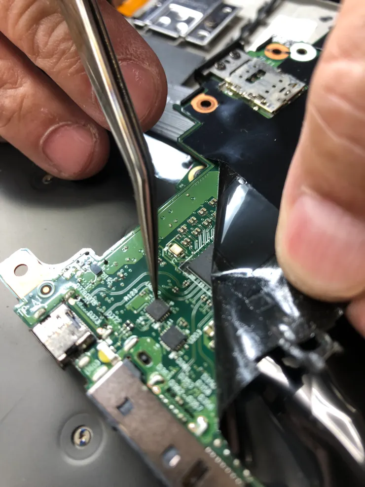 最後終於抓到，是這兩顆IC造成問題。