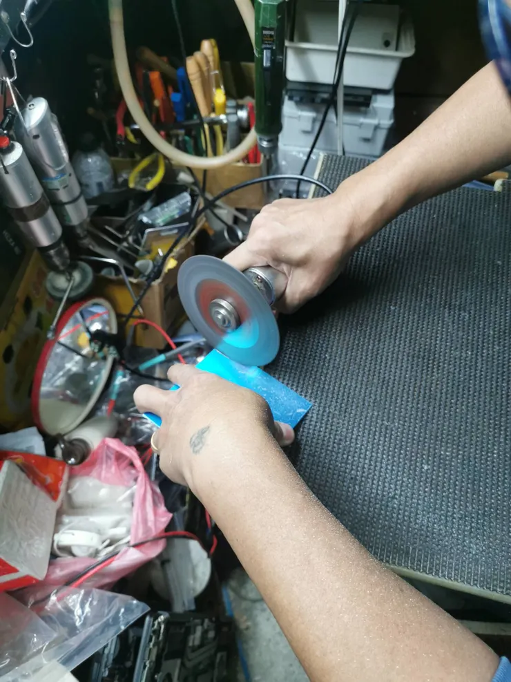 繪製完成後，開始切割成預計的形狀。