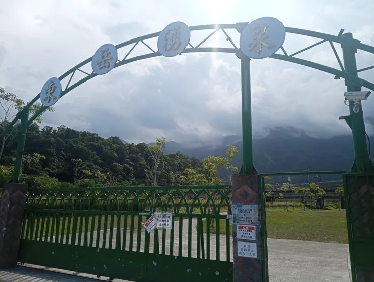 東岳湧泉，依據南澳鄉公所公告開放日期114/06/24-114/10/12，每日開放時間08：00-17：00