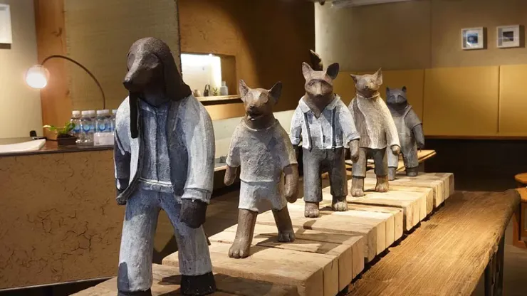 △結合異材質的陶偶一直都是張仲禹相當有特色的創作之一，但在此之前並沒有系列性的發展和延伸。