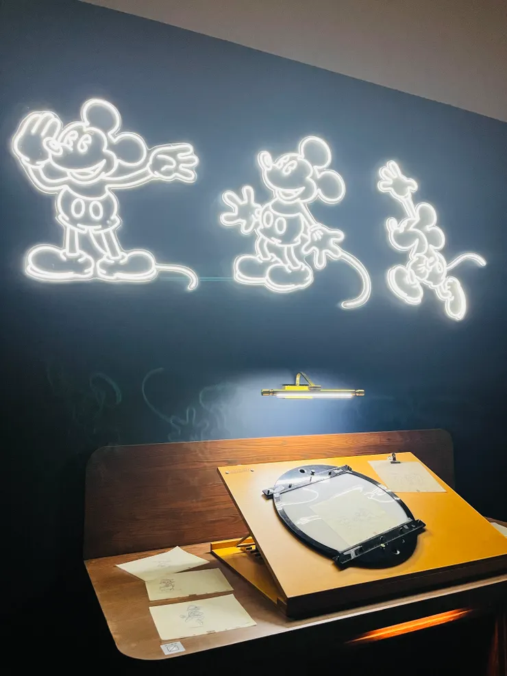 動畫師的工作檯(旁邊的原畫手稿如下)