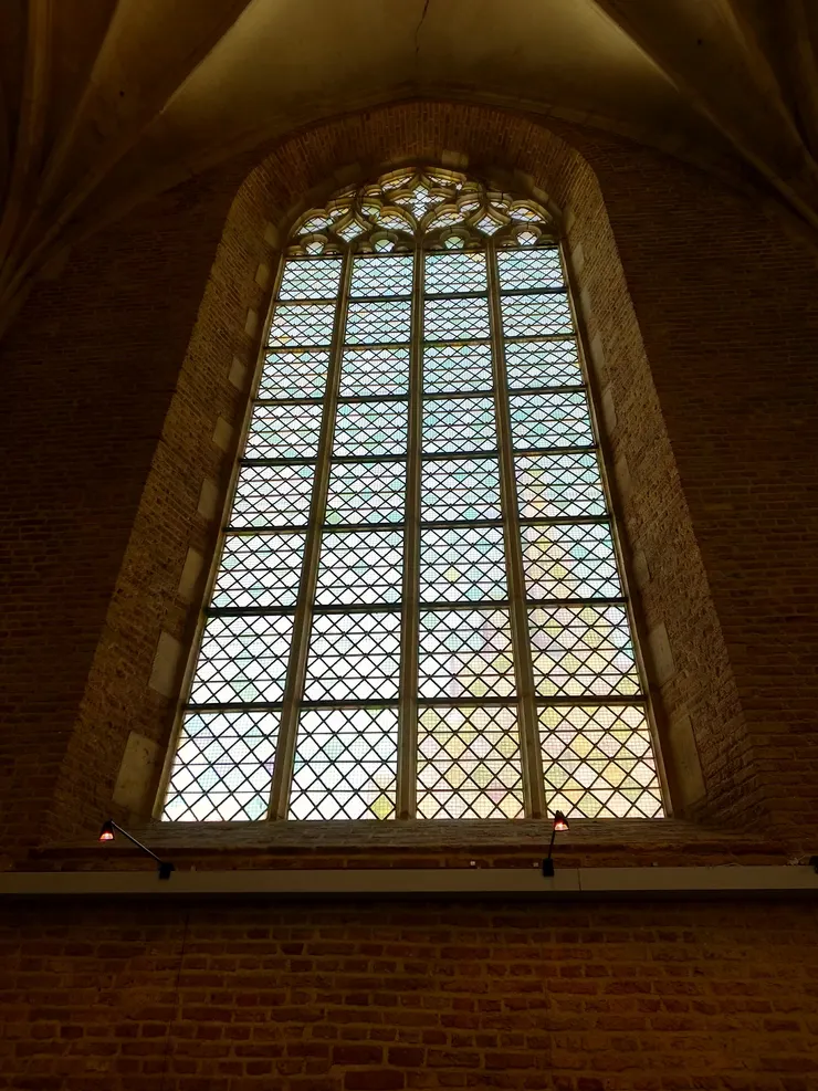 沒有麗華的裝飾,光線透過玻璃還是有神聖之感